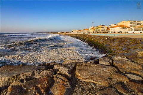 Arrancou a empreitada de reabilitação e reforço da estrutura longitudinal aderente e dos esporões na Praia do Furadouro